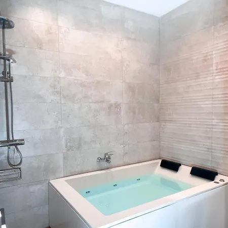 Acogedor Estudio En Triana Con Jacuzzi Y Wifi Seville Exterior photo