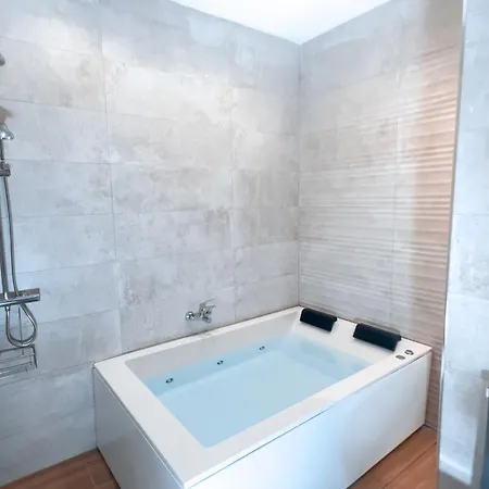 Acogedor Estudio En Triana Con Jacuzzi Y Wifi Seville Exterior photo